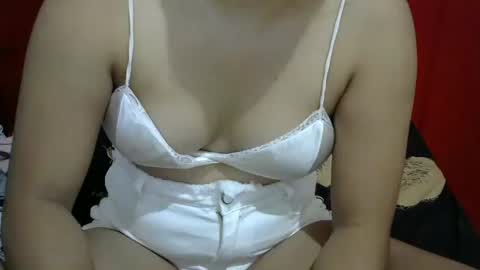 MILF con sus grandes tetas provocando en la cámara en casa